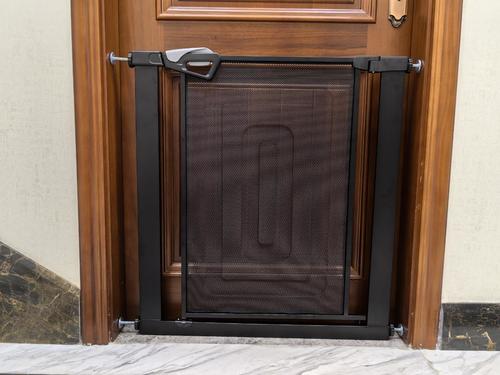 שער בטיחות רשת 'ללא קדיחה' עם מנגנון נעילה אוטומטי ופתיחה דו-צדדית - צבע שחור