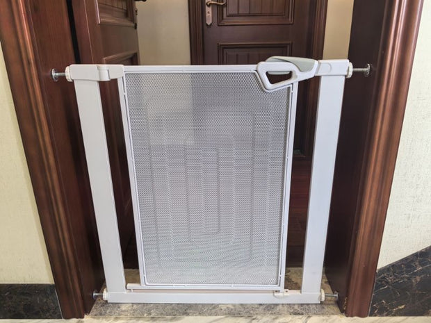 שער בטיחות רשת 'ללא קדיחה'(76-83 ס"מ) עם מנגנון נעילה אוטומטי ופתיחה דו-צדדית - צבע לבן