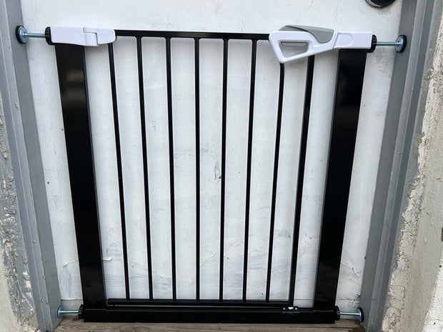 שער בטיחות 'ללא קדיחה' (76-83 ס"מ) עם מנגנון נעילה אוטומטי ופתיחה דו-צדדית - צבע שחור