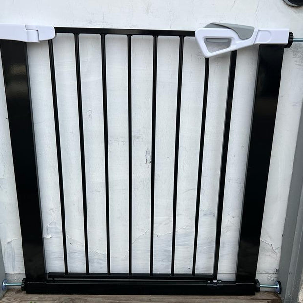 שער בטיחות 'ללא קדיחה' (76-83 ס"מ) עם מנגנון נעילה אוטומטי ופתיחה דו-צדדית - צבע שחור