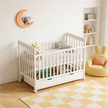 מיטת תינוק מעוצבת עם מגירת אחסון וגלגלים צבע:לבן | פתרון חכם לחדרי תינוקות